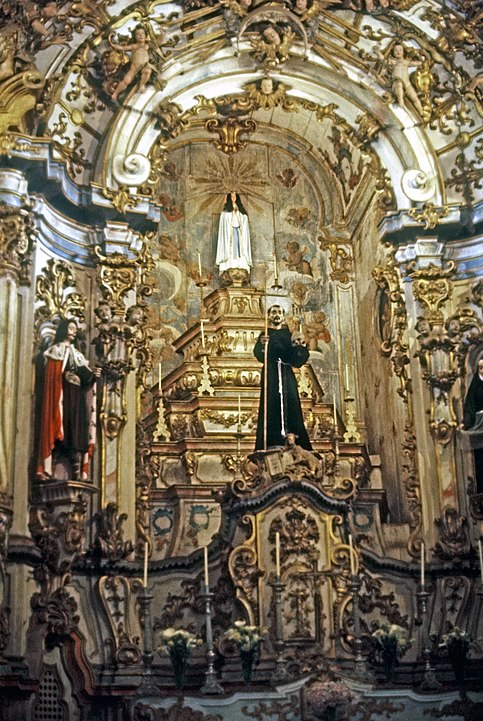 Igreja de São Francisco de Assis (Ouro Preto, 1766) – Projetada por Aleijadinho, tem altar e teto pintados com detalhes dourados e imagens sacras valiosas.