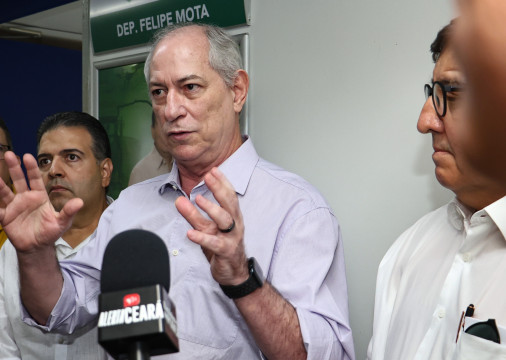 Ciro Gomes (PSDB) fala sobre cenário político e se reúne com deputados. 