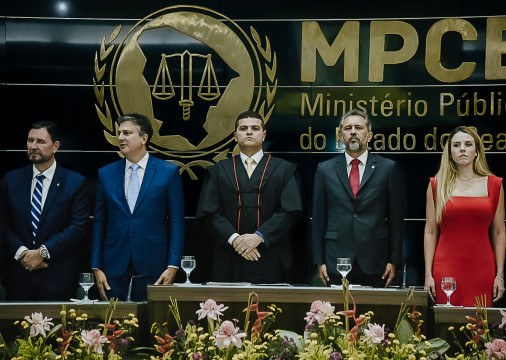 ￼POSSE do novo procurador-geral de Justiça do Ceará, Herbet Santos. Na foto, Romeu Aldigueri, Camilo Santana, Herbet Santos, Elmano de Freitas e Jade Romero