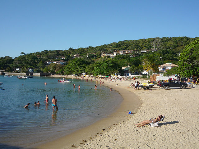 Perto dali, a Praia dos Ossos combina beleza natural e valor histórico. O local mantém um clima tradicional e funciona como ponto de partida para táxis marítimos.
