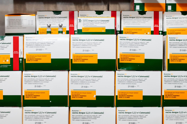 Cerca de 25 mil unidades da vacina j&aacute; chegaram ao Cear&aacute;; expectativa &eacute; de que 65 mil doses sejam aplicadas at&eacute; o fim do piloto