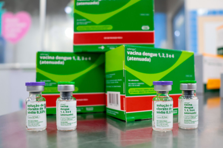 Vacina Qdenga, tamb&eacute;m contra a dengue, que j&aacute; era aplicada em 27 munic&iacute;pios do Cear&aacute; desde 2024, para jovens entre 10 e 14 anos de idade