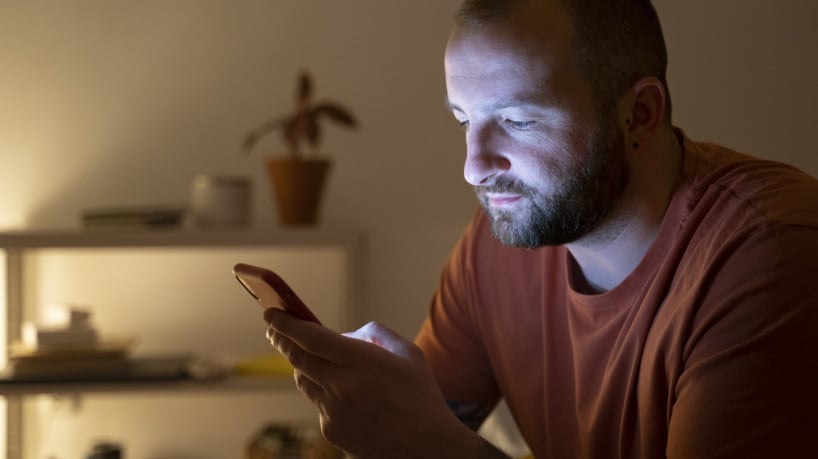 Hábito de passar muito tempo consumindo vídeos curtos eleva o risco de fadiga ocular 
