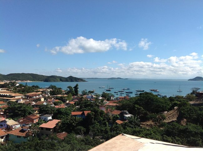 A infraestrutura hoteleira é variada, com pousadas charmosas e resorts sofisticados. Isso garante conforto tanto para estadias curtas quanto para temporadas prolongadas.