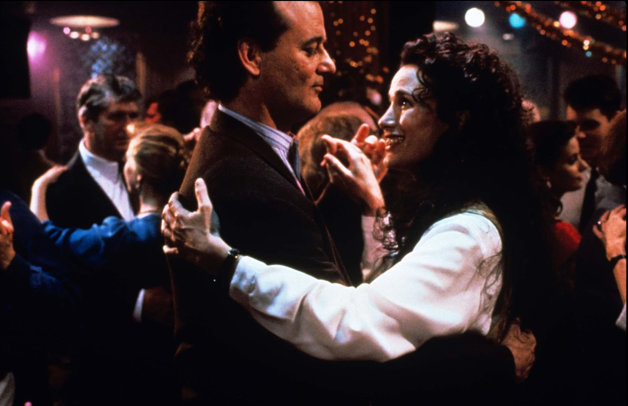 <p>A história apresenta um repórter preso repetidamente no mesmo dia que precisa reavaliar suas escolhas e atitudes para encontrar um novo caminho na vida. Venceu o BAFTA de Melhor Roteiro Original.</p>
