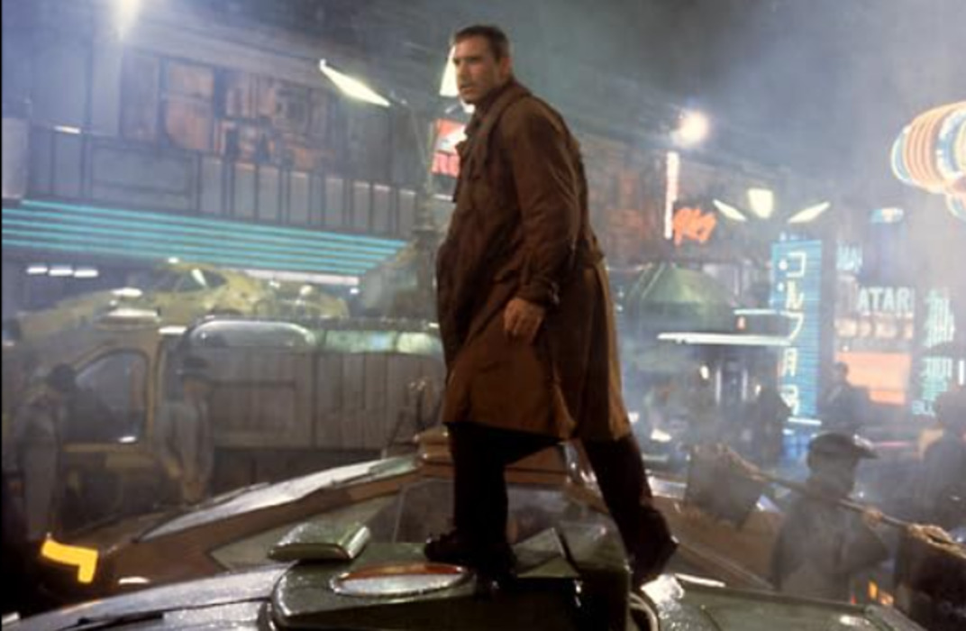<p>O filme acompanha Rick Deckard, caçador encarregado de eliminar replicantes, seres geneticamente criados, quase idênticos a humanos, em um futuro sombrio e decadente.</p>

