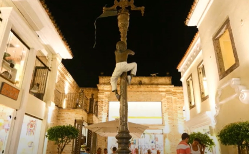 Além das praias, a cidade oferece uma vida noturna ativa, com bares, restaurantes e eventos culturais. O centro concentra opções que agradam diferentes perfis de visitantes.