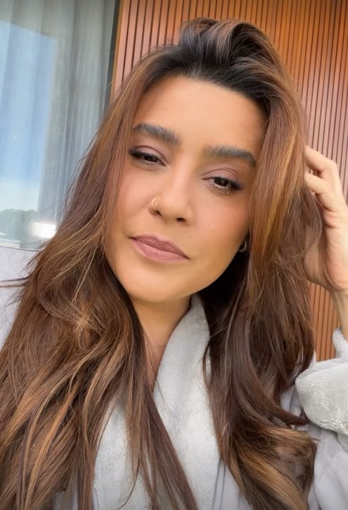 Lauana Prado chamou a atenção dos fãs ao compartilhar, nas redes sociais, um trecho reflexivo da música “Eu Só Quero Ser Feliz”, poucos dias após anunciar o fim do noivado com a influenciadora Tati Dias. A letra fala sobre abrir mão de ter razão em nome da felicidade e foi interpretada como uma mensagem indireta sobre o momento pessoal vivido pela cantora.
