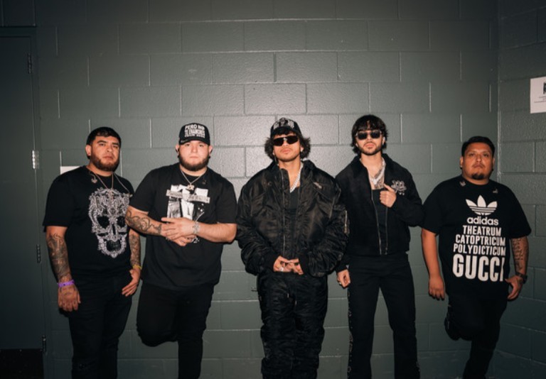 Apesar do desempenho comercial e da projeção internacional, “111Xpantia” ficou fora das indicações ao Latin Grammy e ao Grammy, o que reacendeu críticas sobre a sub-representação da música mexicana nessas premiações.
