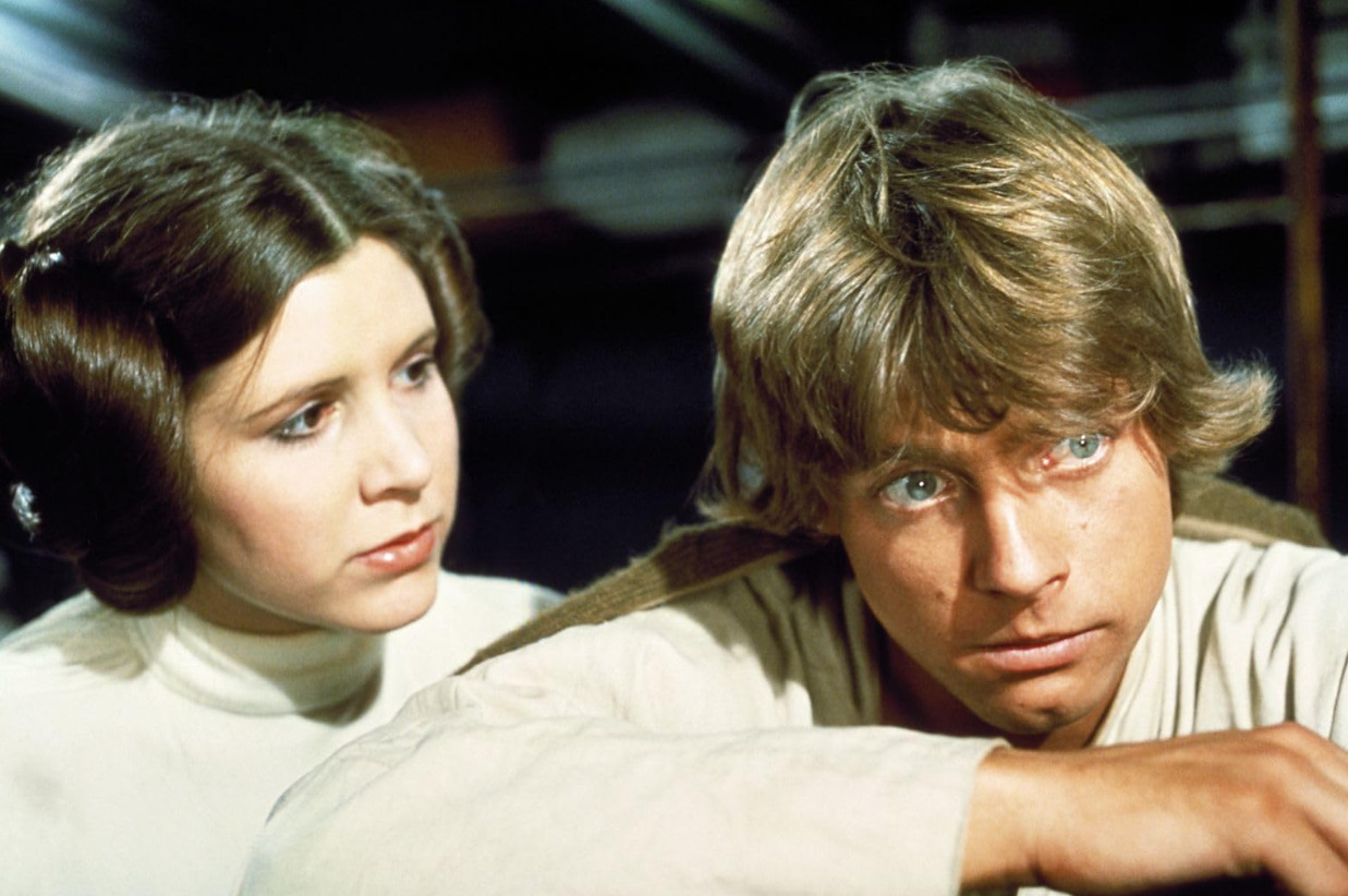 <p>“Star Wars – Uma Nova Esperança” (1977): dirigido por George Lucas e estrelado por Mark Hamill, Harrison Ford e Carrie Fisher, iniciou uma das franquias mais icônicas do cinema. O filme venceu seis Oscars e teve dez indicações no total.</p>
