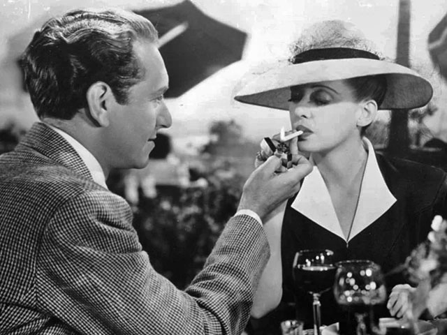 <p>O cigarro era até mesmo um instrumento de sedução, como nesta cena de “Now Voyager” (1942), em que o galã Paul Henreid acende o cigarro de Bette Davis, ambos num clima de sensualidade.</p>

