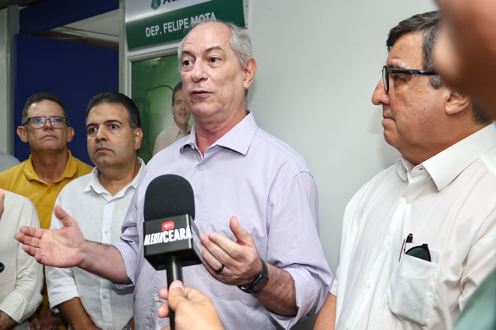 FORTALEZA, CEARÁ,  BRASIL- 16.01.2026:.
Estiveram presentes deputados estaduais: Felipe Mota, Queiroz Filho, Cláudio Pinho, Heitor Ferrer, Lucinildo Frota, Sargento Reginauro
 Roberto Cláudio - ex-prefeito de Fortaleza, Capitão Wagner - Presidente do União Brasil, Danilo Forte - Deputado Federal, Ciro Gomes - Presidente do PSDB do Ceará.. Ciro reaparece e se reúne com deputados.  (Daniel Galber/Especial para O POVO) (Foto: DANIEL GALBER/ESPECIAL PARA O POVO)