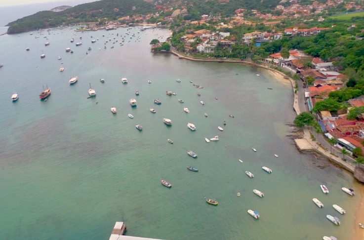 Os passeios de barco são um dos grandes atrativos locais. Eles permitem conhecer praias menos acessíveis por terra e observar a cidade a partir de ângulos privilegiados.