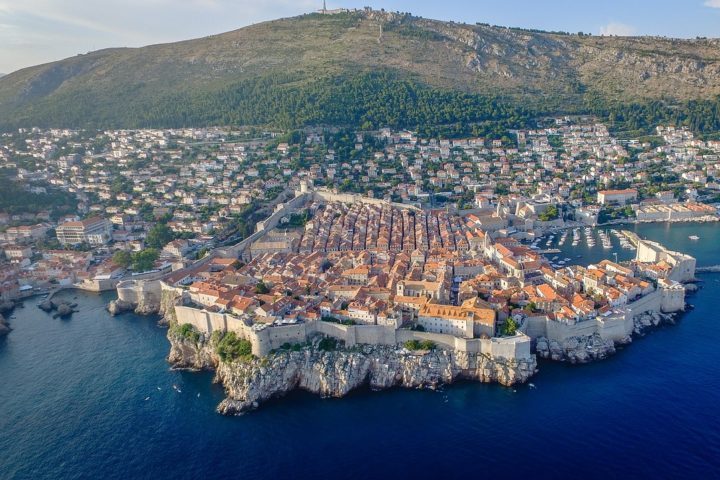 <p>Dubrovnik – Não é a capital, mas, certamente, é a cidade mais famosa da Croácia. Até porque faz parte do trajeto de diversos cruzeiros que percorrem a Europa.</p>
