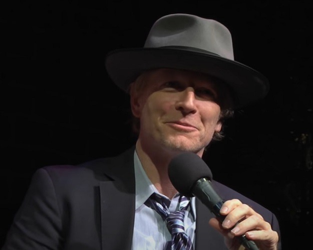 De Volta para o Futuro (1985): O diretor Robert Zemeckis não curtiu muito a interpretação mais dramática que o ator Eric Soltz estava dando ao personagem Marty McFly. Resultado? Ele foi retirado depois de quatro semanas de produção.