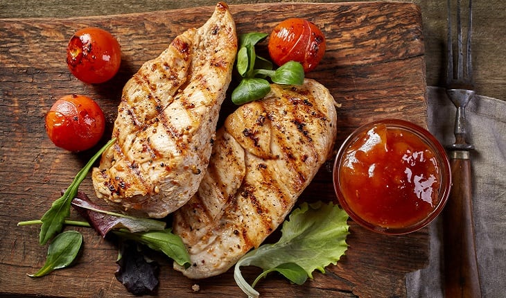 O óleo de macadâmia é outro produto muito utilizado na culinária. Seu sabor suave e seu ponto de fumaça elevado o tornam ideal para frituras e grelhados.