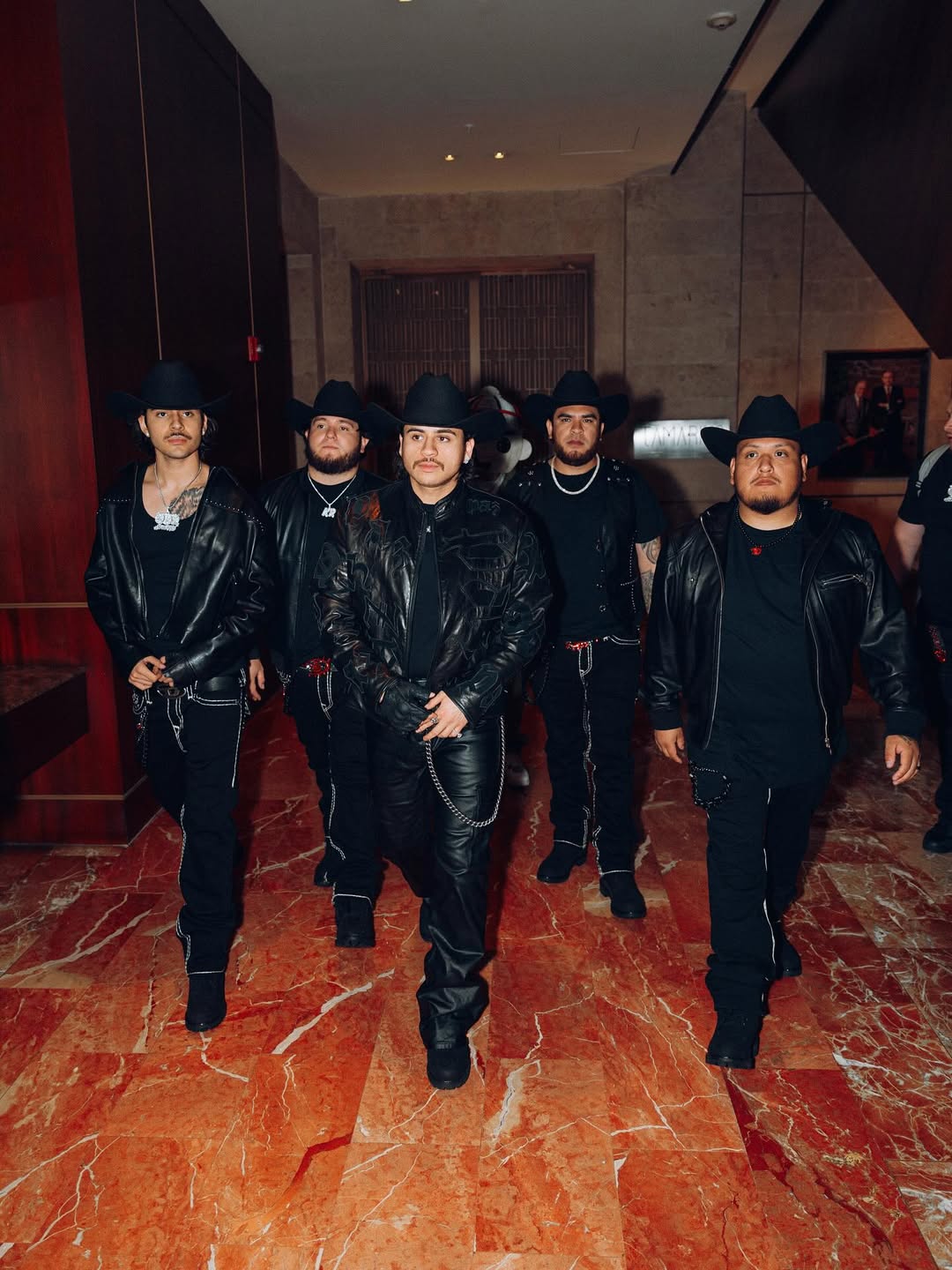 Fuerza Regida vive um momento de grande sucesso e tem em 2025 o ano mais expressivo de sua trajetória. O ápice ocorreu com o lançamento do álbum “111Xpantia”, que estreou na segunda posição da Billboard 200, se tornou o álbum em espanhol de maior desempenho já alcançado por um grupo nesse charts e colocou duas faixas no topo das paradas mexicanas.
