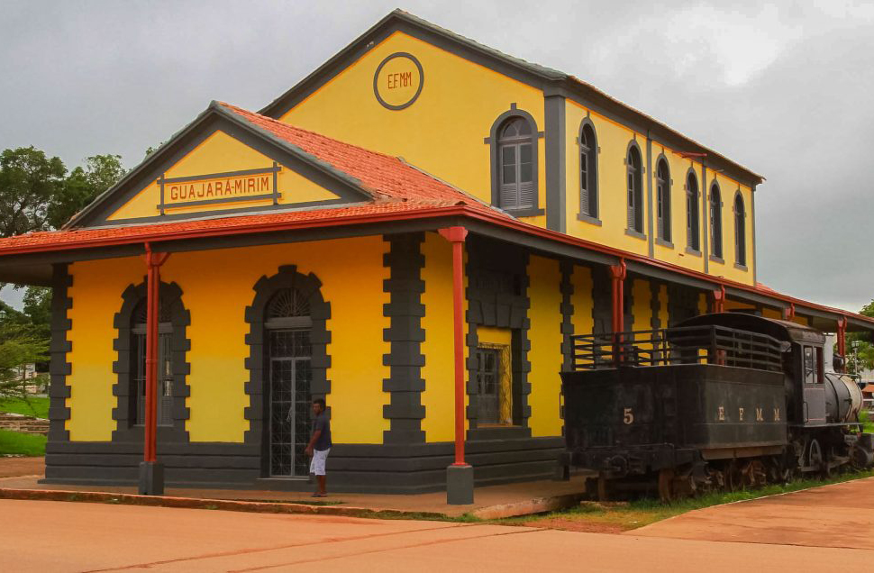 A antiga estação da Madeira-Mamoré em Guajará-Mirim está em ruínas, mas ainda impressiona. O prédio de tijolos vermelhos e telhado colonial guarda ecos do passado. É possível caminhar entre os trilhos e imaginar o movimento de outrora. A vegetação tomou conta de partes da estrutura. É um lugar melancólico e poético.
