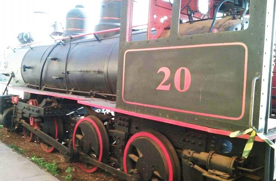 Guajará-Mirim é uma cidade fronteiriça de Rondônia, banhada pelo rio Mamoré e vizinha da Bolívia. Fundada em 1912 com a chegada da Estrada de Ferro Madeira-Mamoré, carrega um passado vibrante ligado à exploração da borracha e à epopeia ferroviária. Pouco explorada pelo turismo convencional, guarda relíquias e paisagens únicas. É um convite à descoberta de um Brasil profundo e fascinante.