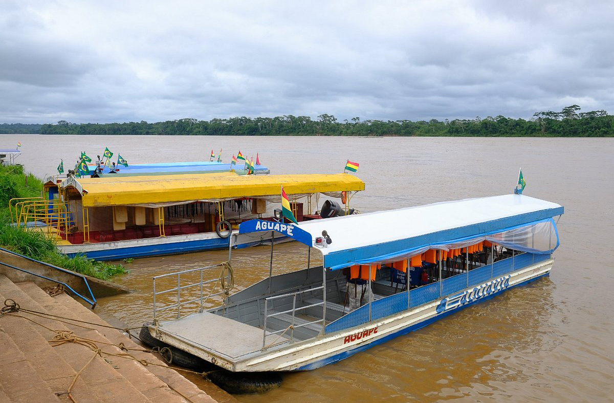 O rio Mamoré separa Guajará-Mirim da cidade boliviana de Guayaramerín. A travessia é feita por pequenas embarcações que transportam pessoas e mercadorias. A relação entre as cidades é intensa, com comércio e cultura compartilhados. O pôr do sol no Mamoré é um espetáculo à parte, refletindo a floresta e os barcos. É um dos cenários mais bonitos da região.