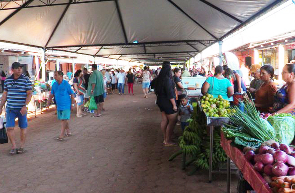 O Mercado Municipal é o coração comercial da cidade, onde se encontram peixes frescos, frutas amazônicas e produtos bolivianos. É um espaço vibrante, com cheiros intensos e vozes misturadas em português e espanhol. O tacacá, o peixe tambaqui e o açaí são destaques gastronômicos. Também há venda de artesanato indígena e ervas medicinais. É, portanto, um ponto de encontro cultural.