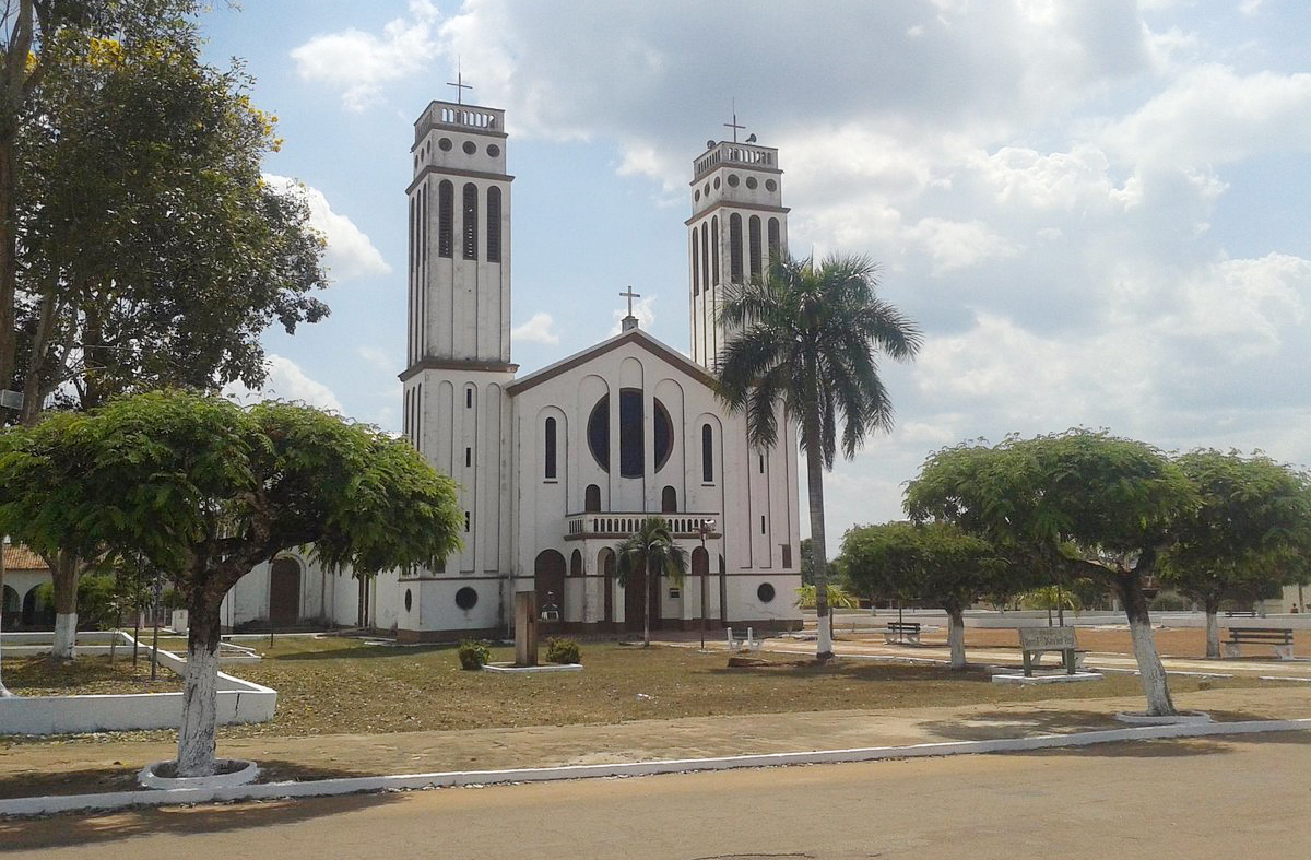 Construída em estilo colonial, a Igreja Matriz é um dos edifícios mais antigos da cidade. Seu interior simples abriga imagens sacras e vitrais coloridos. É palco de festas religiosas que misturam fé católica e tradições locais. A igreja é símbolo da espiritualidade guajaramirense. Fica no centro da cidade e é aberta à visitação.