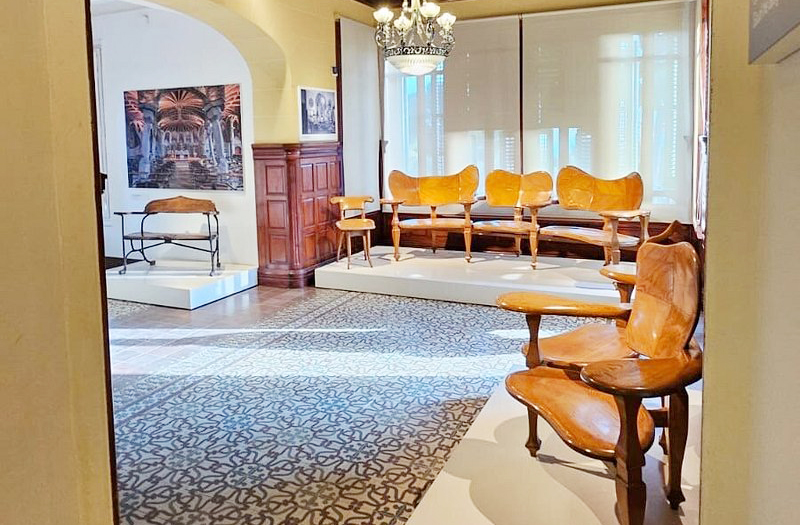 Dentro do parque está a antiga residência de Gaudí, hoje transformada em museu. O espaço guarda móveis e objetos desenhados pelo arquiteto. É uma oportunidade de conhecer sua vida cotidiana e seu processo criativo. A casa reflete simplicidade e funcionalidade, contrastando com suas obras grandiosas. É parada essencial para quem deseja compreender o gênio catalão.