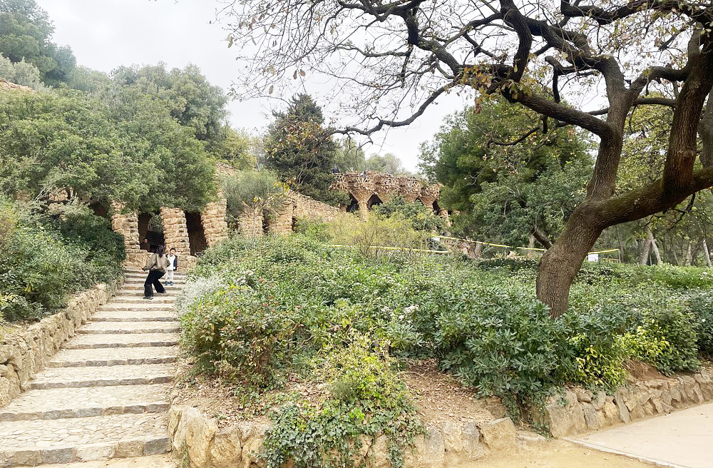 Em 1984, o Parque Güell foi declarado Patrimônio Mundial pela UNESCO. O reconhecimento reforça sua importância cultural e artística. É um dos pontos turísticos mais visitados da Espanha. O parque simboliza a identidade de Barcelona e da Catalunha. É um legado que transcende fronteiras e gerações.