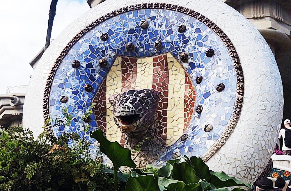 O trencadís é uma técnica de mosaico feita com pedaços de cerâmica quebrada. Gaudí utilizava restos de azulejos para criar superfícies coloridas e vibrantes. Essa prática era sustentável e inovadora para a época. No Parque Güell, o trencadís está presente em bancos, esculturas e fachadas. É um dos elementos mais marcantes da obra.