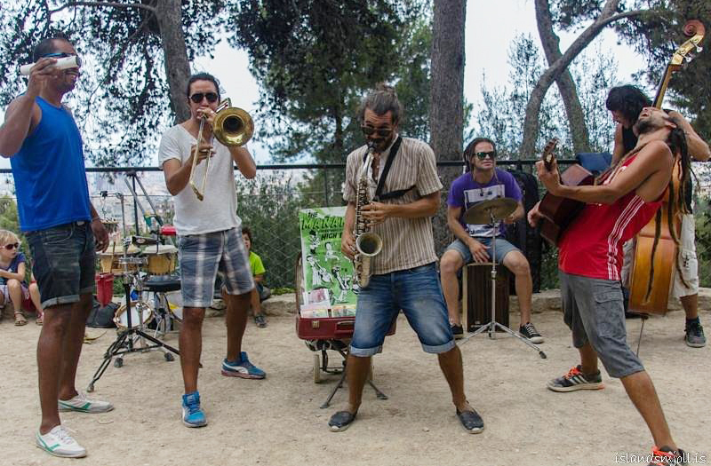 O parque é palco de apresentações musicais e culturais. Sua acústica natural favorece concertos ao ar livre. Artistas locais se apresentam nas praças e caminhos. A arte contemporânea dialoga com a obra de Gaudí. É um espaço vivo que continua inspirando novas gerações.