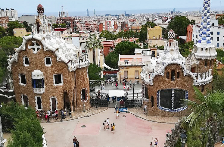 Além de ponto turístico, o Parque Güell é símbolo da criatividade humana. Representa, portanto, a união entre arte, arquitetura e natureza. Sua influência ultrapassa fronteiras e inspira arquitetos no mundo inteiro. Gaudí, aliás, deixou ali um manifesto de sua visão estética e espiritual. Em suma, visitar o parque é vivenciar um pedaço da genialidade universal.