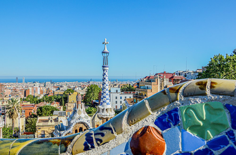 Do topo da praça, o visitante tem uma das melhores vistas da cidade. É possível ver o mar Mediterrâneo, a Sagrada Família e outros marcos de Barcelona. O pôr do sol transforma o cenário em um espetáculo inesquecível. Gaudí planejou o parque para oferecer esses panoramas privilegiados. É um ponto de encontro para turistas e moradores.