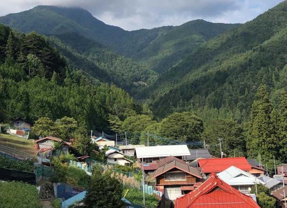 Hayakawa (Yamanashi): Com cerca de 1.100 moradores, é uma das menores vilas do Japão. Situada nas montanhas de Minami-Alps, é conhecida por suas paisagens naturais intocadas.

