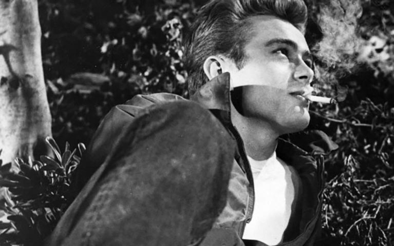 <p>James Dean, jovem e belo ator que servia de inspiração para milhares de fãs, apareceu fumando no clássico “Juventude Transviada” (1955). Olhe a foto e pense: quem, na época, não acharia um charme?</p>
