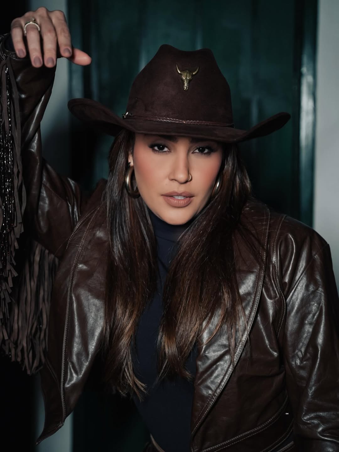 Antes de se dedicar integralmente à carreira artística, concluiu o ensino superior em comunicação pela Universidade Federal do Maranhão.
