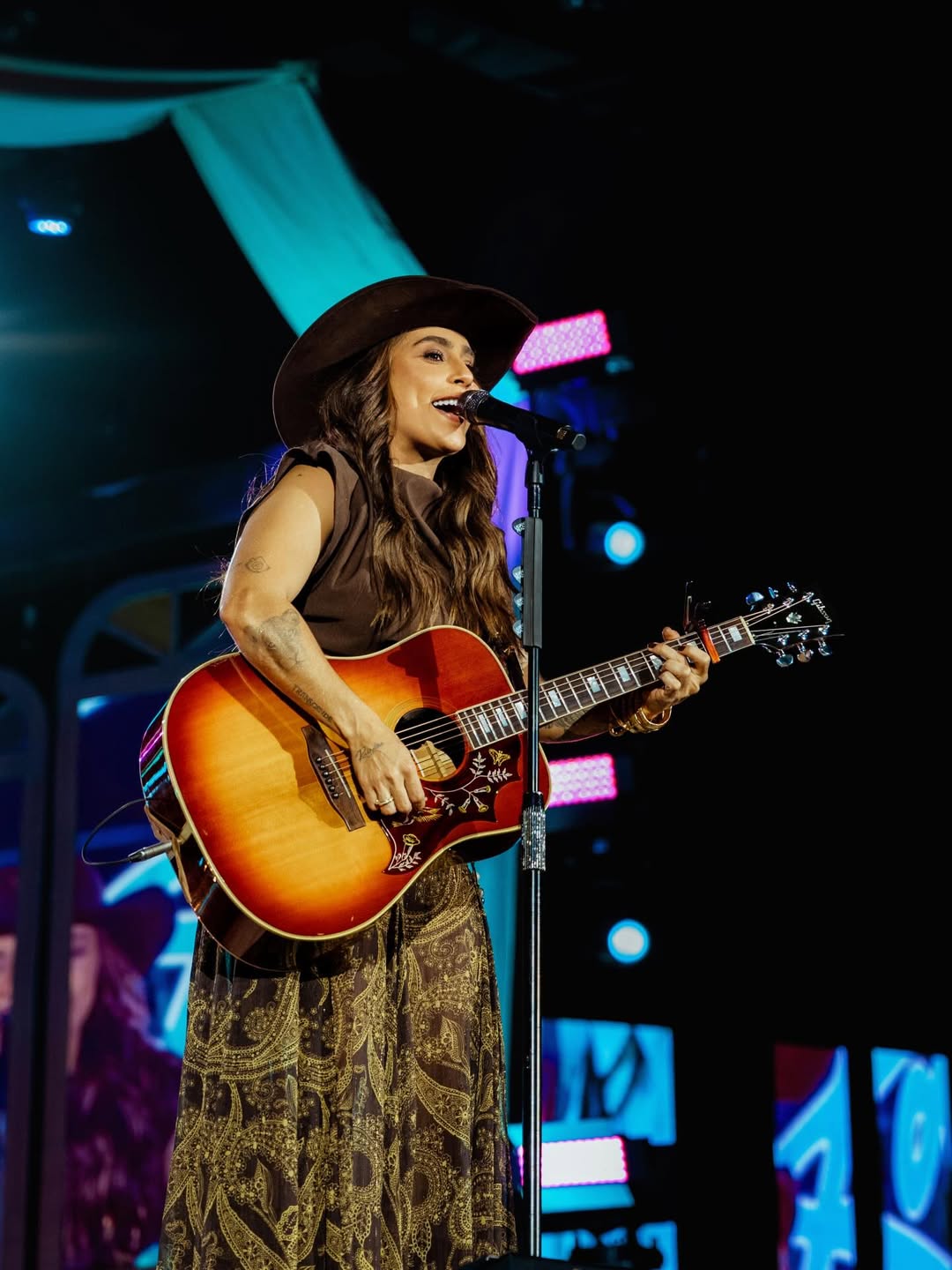 Após conhecer Fernando Zor, da dupla Fernando e Sorocaba, que passou a assessorá-la, a cantora adotou definitivamente o nome artístico Lauana Prado.
