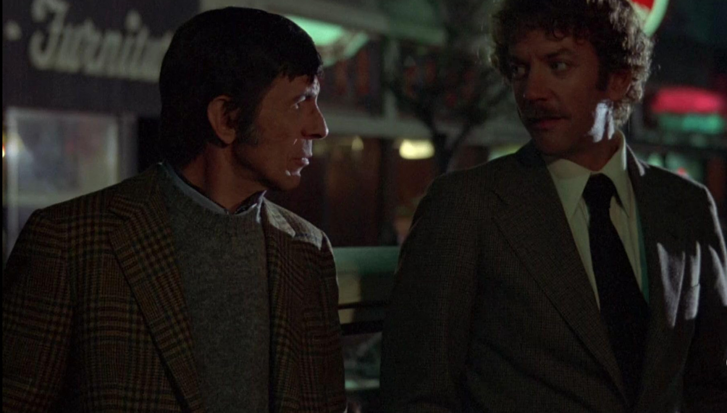 <p>O filme mostra uma cidade onde habitantes percebem que pessoas são substituídas por réplicas sem emoções, após o crescimento de vagens misteriosas originadas por sementes caídas do espaço, o que resulta em uma ameaça silenciosa e aterrorizante.</p>
