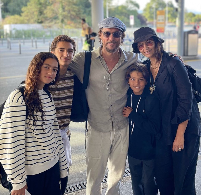 McConaughey é casado com a brasileira Camila Alves desde 2012, e o casal tem três filhos: Levi (nascido em 2008), Vida (nascida em 2010) e Livingston (nascido em 2012). A família vive em um rancho no Texas, onde McConaughey também trabalha como professor na Universidade do Texas.
