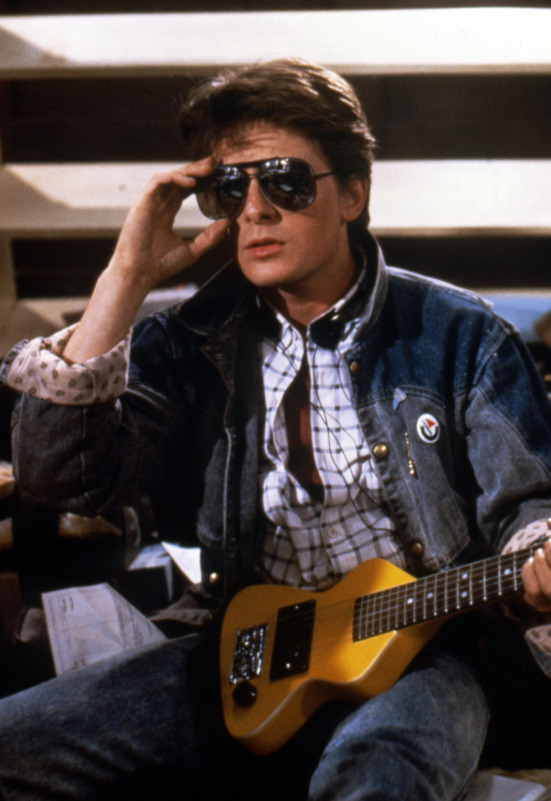 <p>O filme mistura aventura, comédia e ficção científica e mostra Marty McFly viajando no tempo para 1955 com a máquina criada pelo excêntrico Dr. Brown. Para garantir sua própria existência, Marty precisa assegurar que seus pais se apaixonem, e enfrenta situações engraçadas e perigosas no processo.</p>
