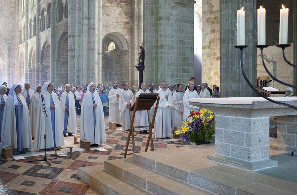 <p>Durante séculos, monges beneditinos viveram na abadia, dedicando-se à oração e ao trabalho. Hoje, a comunidade religiosa dos Fraternités Monastiques de Jérusalem mantém a espiritualidade do lugar. Missas e cânticos litúrgicos ainda são realizados, especialmente em datas festivas.</p>
