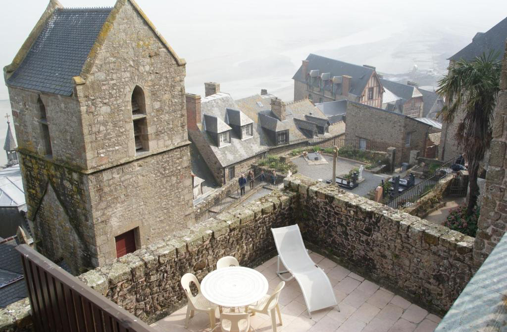 <p>Há hotéis dentro do próprio monte, ideais para quem quer viver a experiência completa. Também há opções mais acessíveis em Pontorson e arredores. Dormir no monte permite ver o pôr do sol e o nascer da maré com tranquilidade, longe das multidões diurnas.</p>
