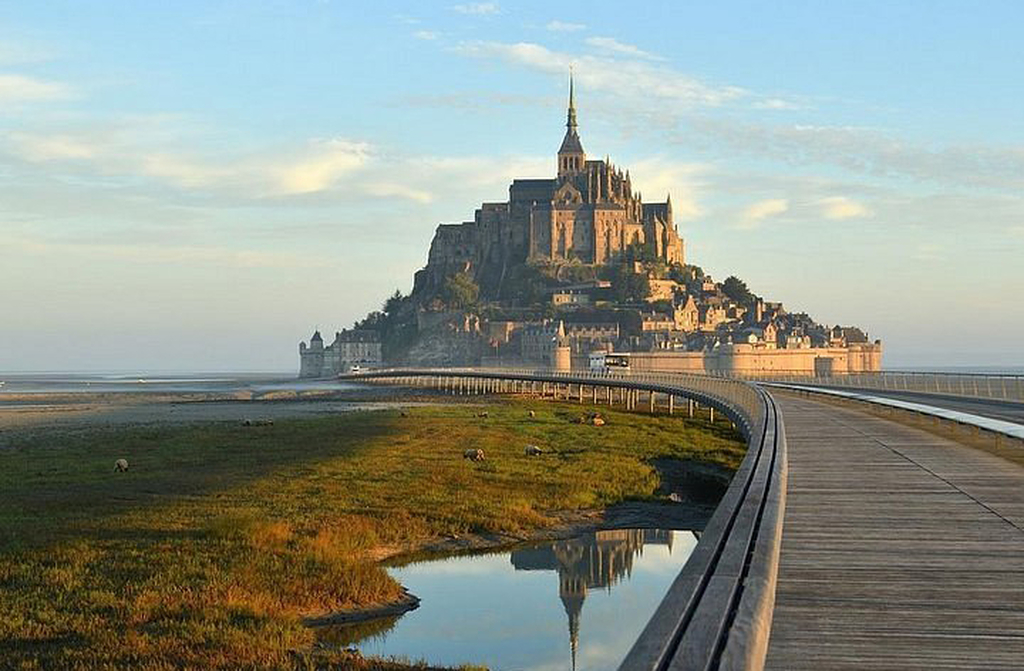 <p>O Monte passou por diversas restaurações ao longo dos séculos. A mais recente, concluída em 2015, removeu o antigo dique-estrada e restaurou o caráter insular do local. A manutenção constante é essencial para preservar sua estrutura diante da erosão e do turismo intenso.</p>
