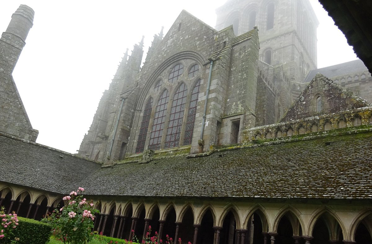 <p>O Monte Saint-Michel foi inscrito como Patrimônio Mundial da UNESCO em 1979. O título reconhece seu valor histórico, arquitetônico e natural. É um dos destinos mais visitados da França, com mais de 2,5 milhões de turistas por ano. Um verdadeiro tesouro da humanidade.</p>
