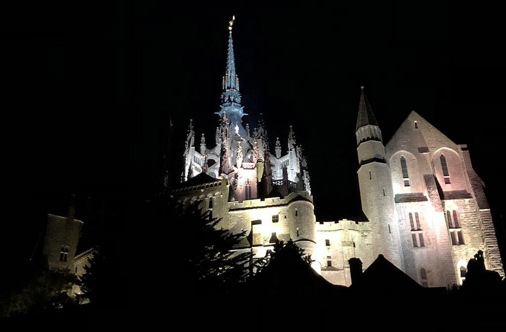 <p>Visitar o Monte Saint-Michel é como atravessar um portal para outra era. O som das gaivotas, o cheiro do mar e o eco dos passos nas pedras criam uma atmosfera única. É um lugar que mistura fé, natureza e história — e que permanece, há séculos, desafiando o tempo e as marés.</p>
