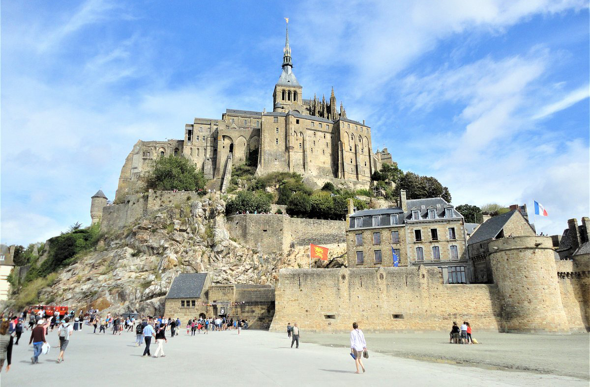 <p>A mágica transformação do monte em uma ilha isolada acontece quando as águas geladas do Canal da Mancha sobem, cercando completamente a fortificação histórica e criando um cenário visual de tirar o fôlego que encanta viajantes do mundo todo.</p>
<p>Esse fenômeno natural grandioso ocorre devido à impressionante amplitude das marés na região, considerada uma das maiores do continente europeu, que pode ultrapassar a marca de 14 metros de diferença vertical entre os momentos de cheia e vazante.</