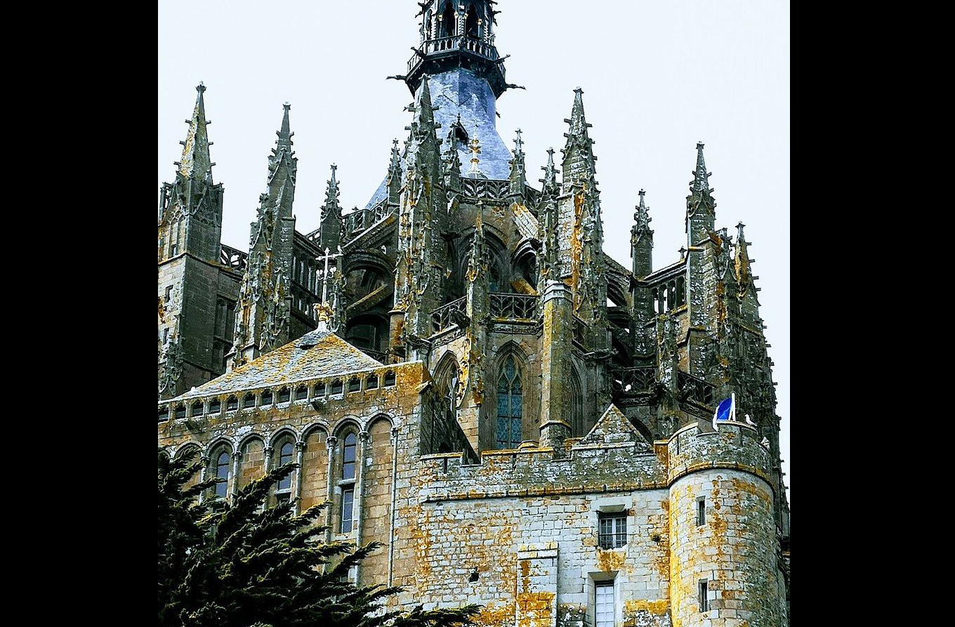 <p>Coroando majestosamente o topo rochoso, a Abadia do Monte Saint-Michel é uma obra-prima arquitetônica cuja construção teve início ainda no século 8.</p><?php if (strpos(site('ds_site_link'), '/apostas') === false): ?>
    </div>
    <div class=