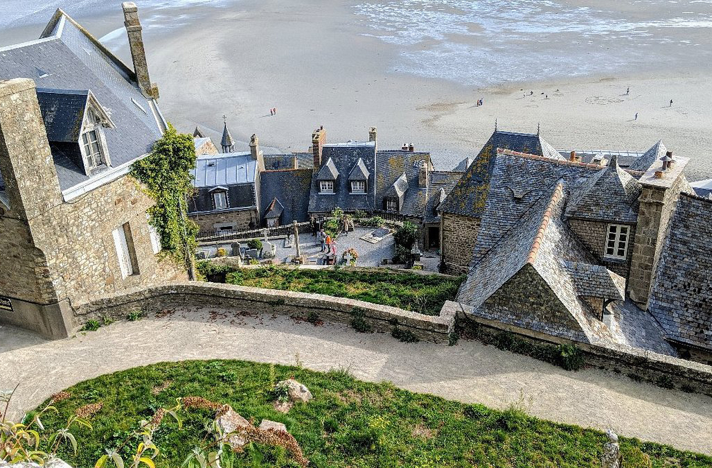 <p>O Monte é um exemplo raro de arquitetura vertical medieval. As construções foram erguidas em camadas, adaptando-se ao relevo íngreme da rocha. A vila se organiza em círculos concêntricos, com a abadia no topo, seguida por muralhas, casas e lojas. Cada nível tinha uma função social e religiosa distinta.</p>
