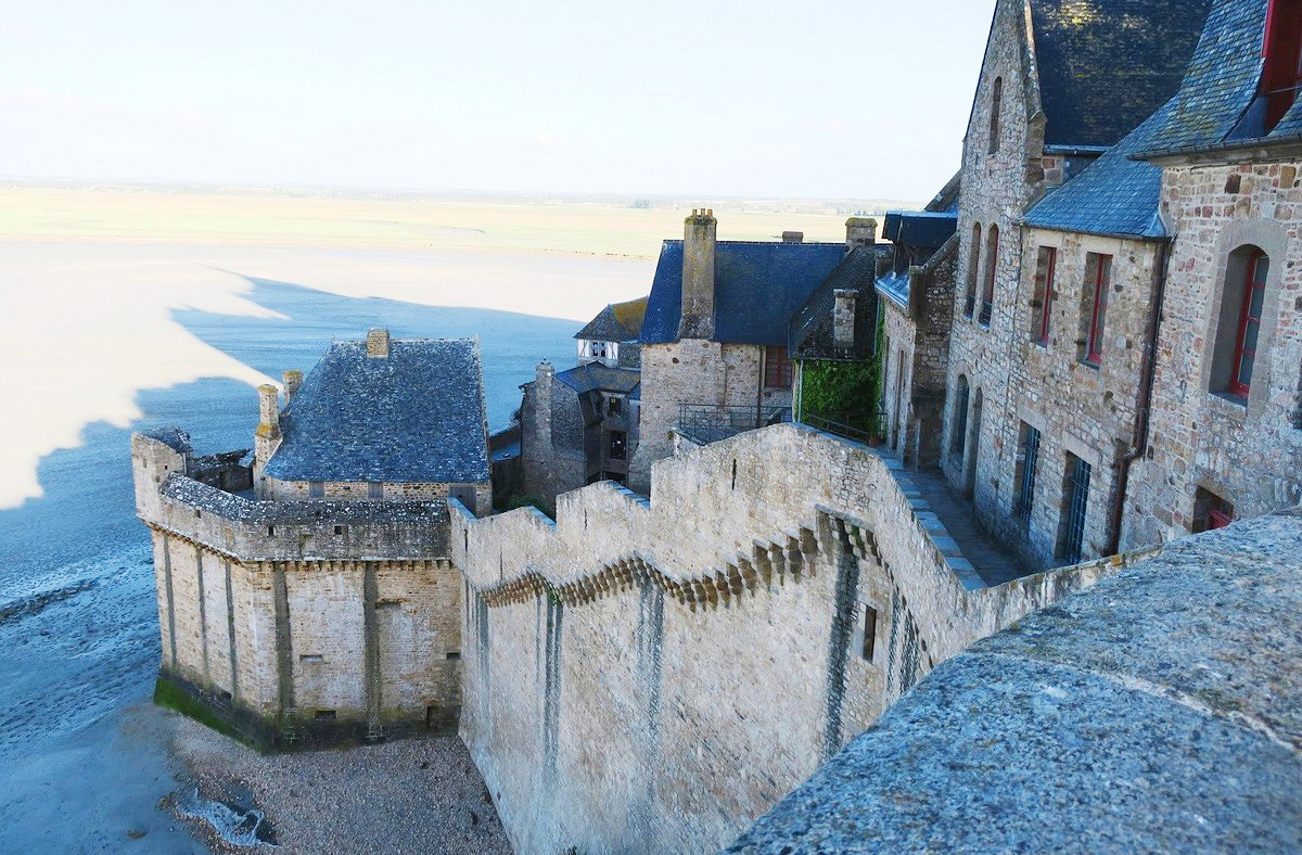 <p>Durante a Guerra dos Cem Anos, Monte Saint-Michel resistiu a repetidos cercos ingleses. Suas muralhas e localização estratégica o tornaram praticamente impenetrável. Tornou-se, assim, um símbolo de resistência francesa. Até hoje, é um dos poucos lugares da Normandia que nunca caiu nas mãos dos ingleses.</p>
