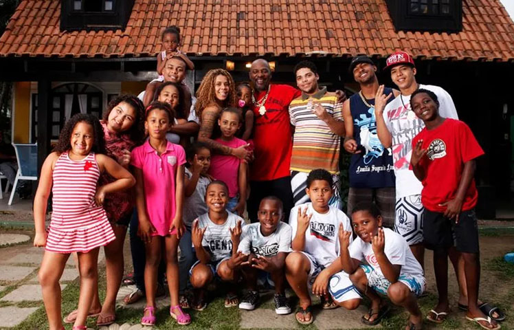 Mr Catra - O funkeiro carioca, morto aos 49 anos, deixou 32 filhos com mais de 15 mulheres. Ele tinha três esposas. E dizia que não era safado nem infiel, pois todos seus relacionamentos eram em comum acordo com suas mulheres.