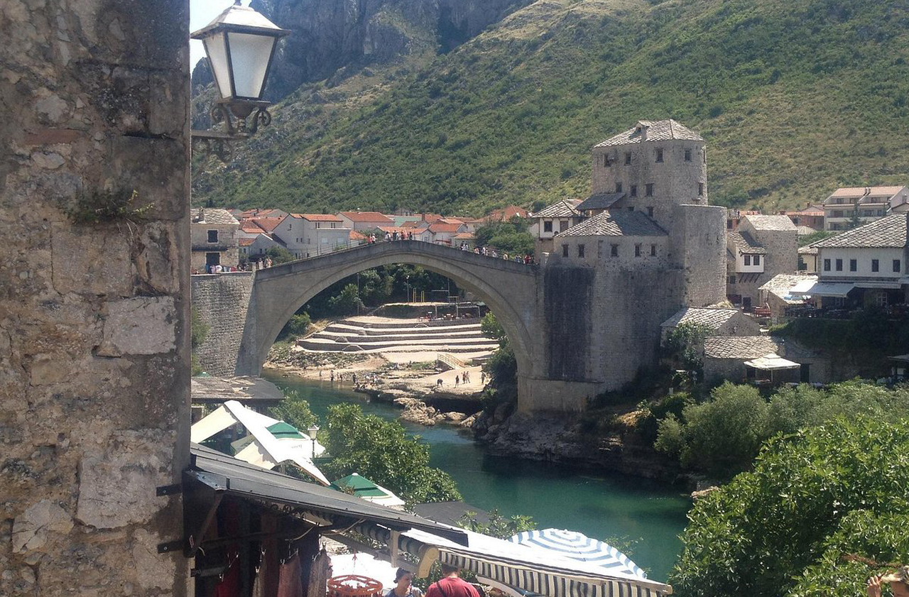 As torres medievais que guardam a ponte funcionavam como fortificações e pontos de observação. Hoje, abrigam museus que contam a história da Stari Most e da cidade. Suas vistas panorâmicas, aliás, oferecem ângulos privilegiados da ponte e do rio.